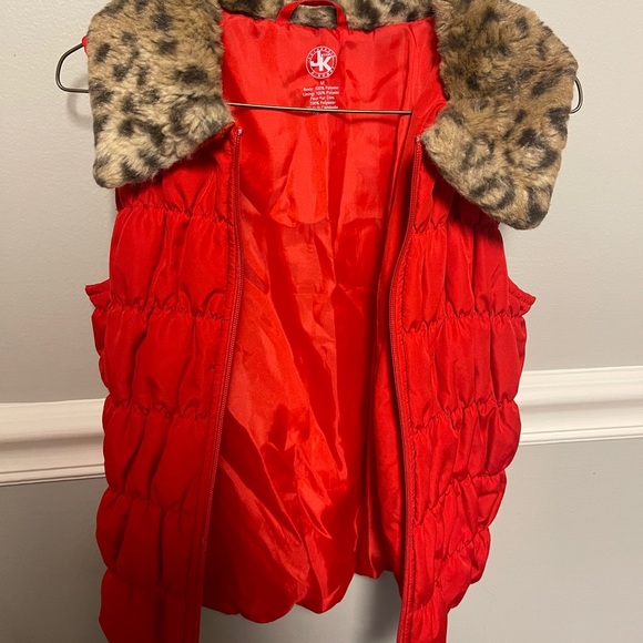 ❣️❣️Girls Size Medium Red Leopard Puff Vest NWOT - Picture 2 of 3